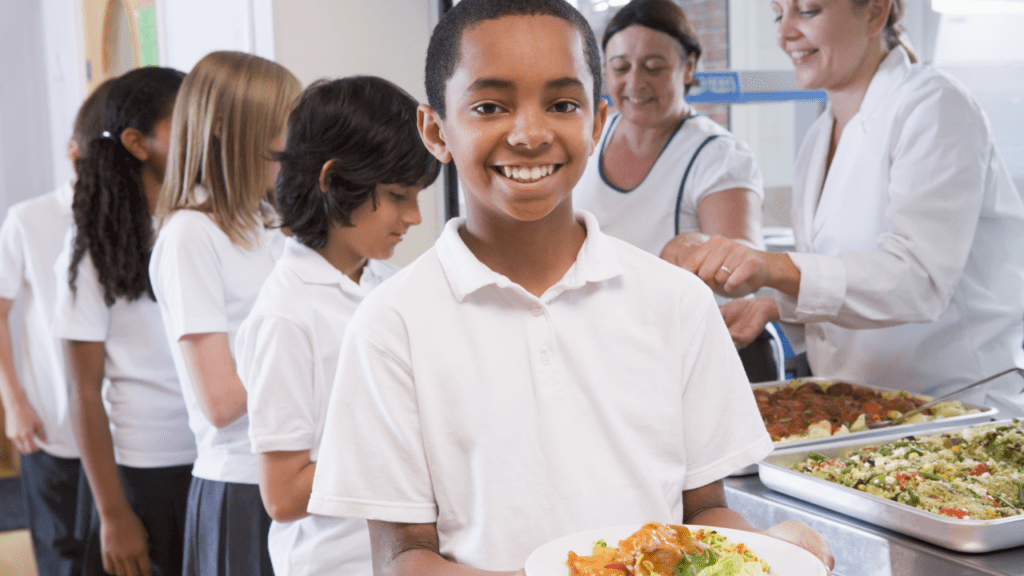 Quais são as principais funções da merendeira na rotina escolar?